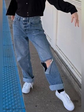 Good American 90s High-Rise Straight Light Blue (812) Jeans with Distressed Knee